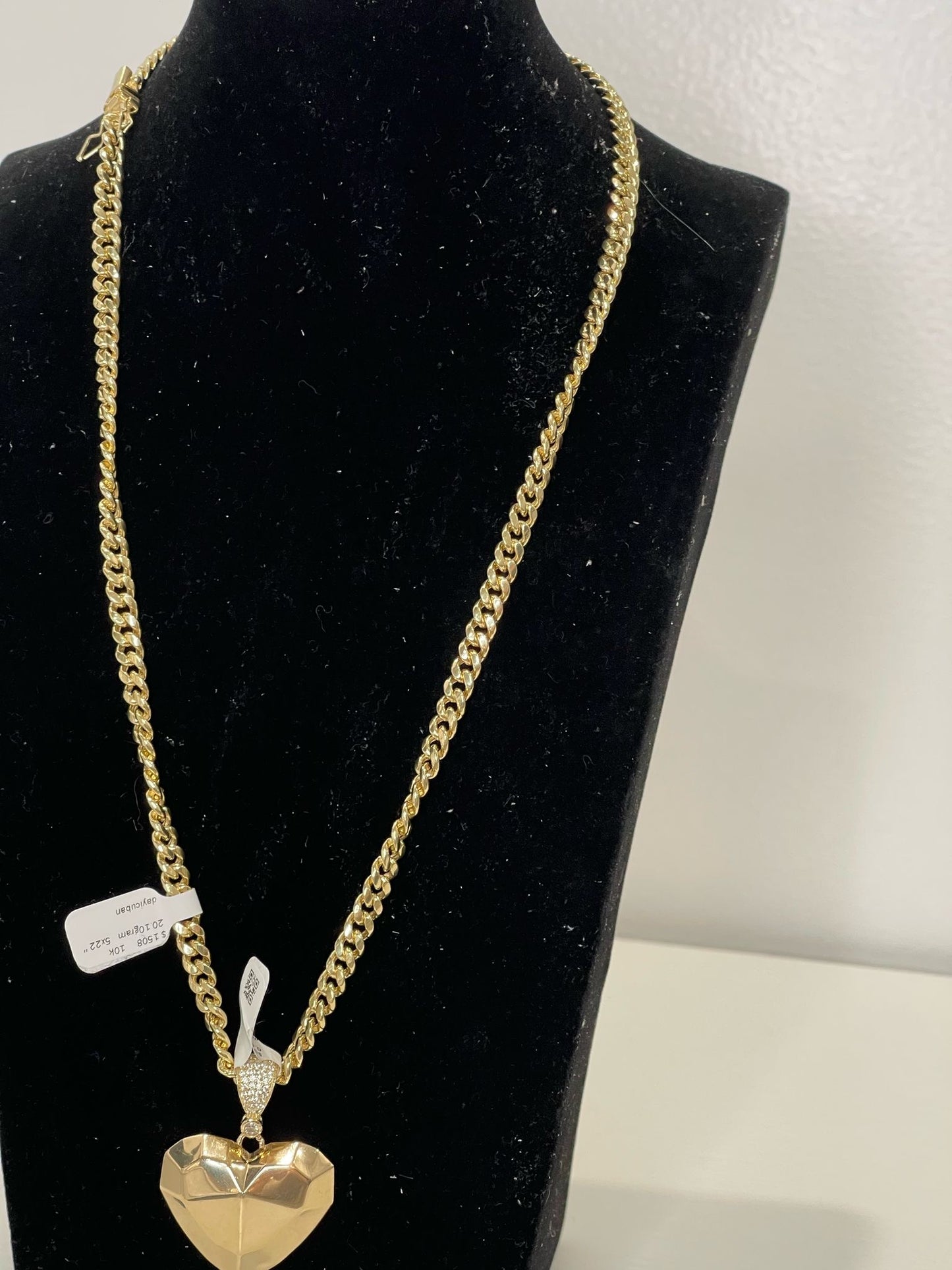 Cadena cubana y corazón